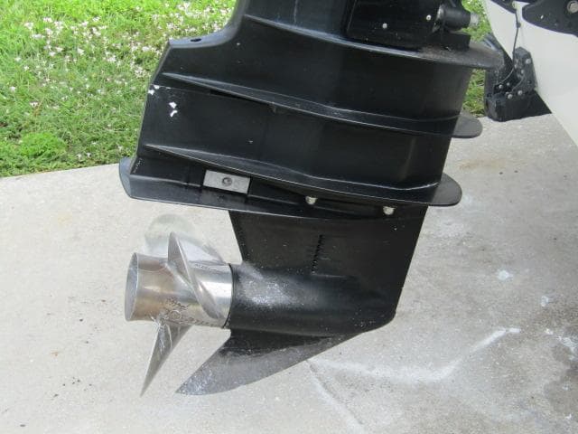 1999 Boston Whaler 23 Outrage boat motor propeller on concrete surface.
