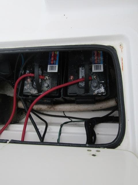 1999 Boston Whaler 23 Outrage battery compartment with wiring and connections.