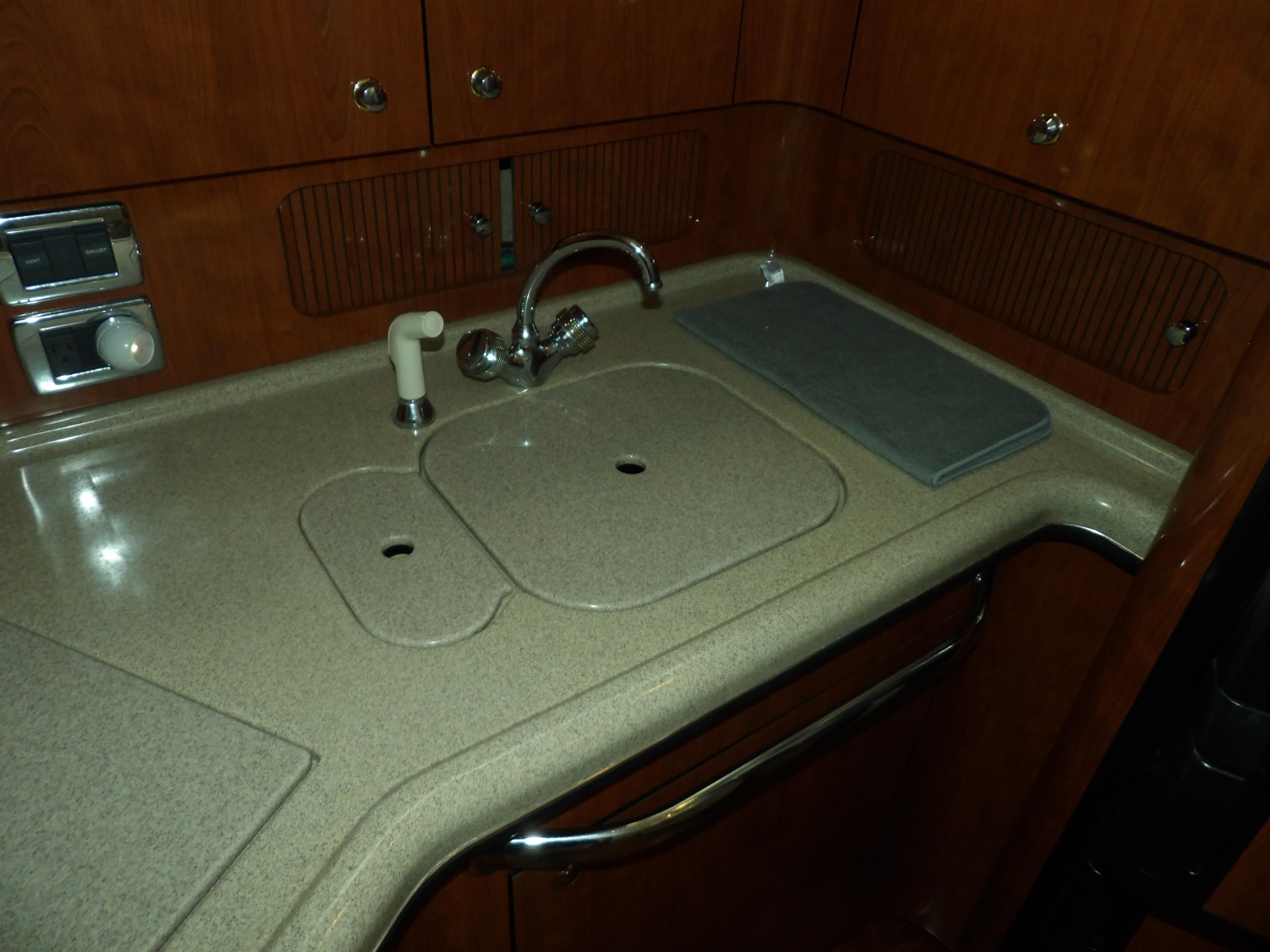 2003 Sea Ray 390 Motor Yacht