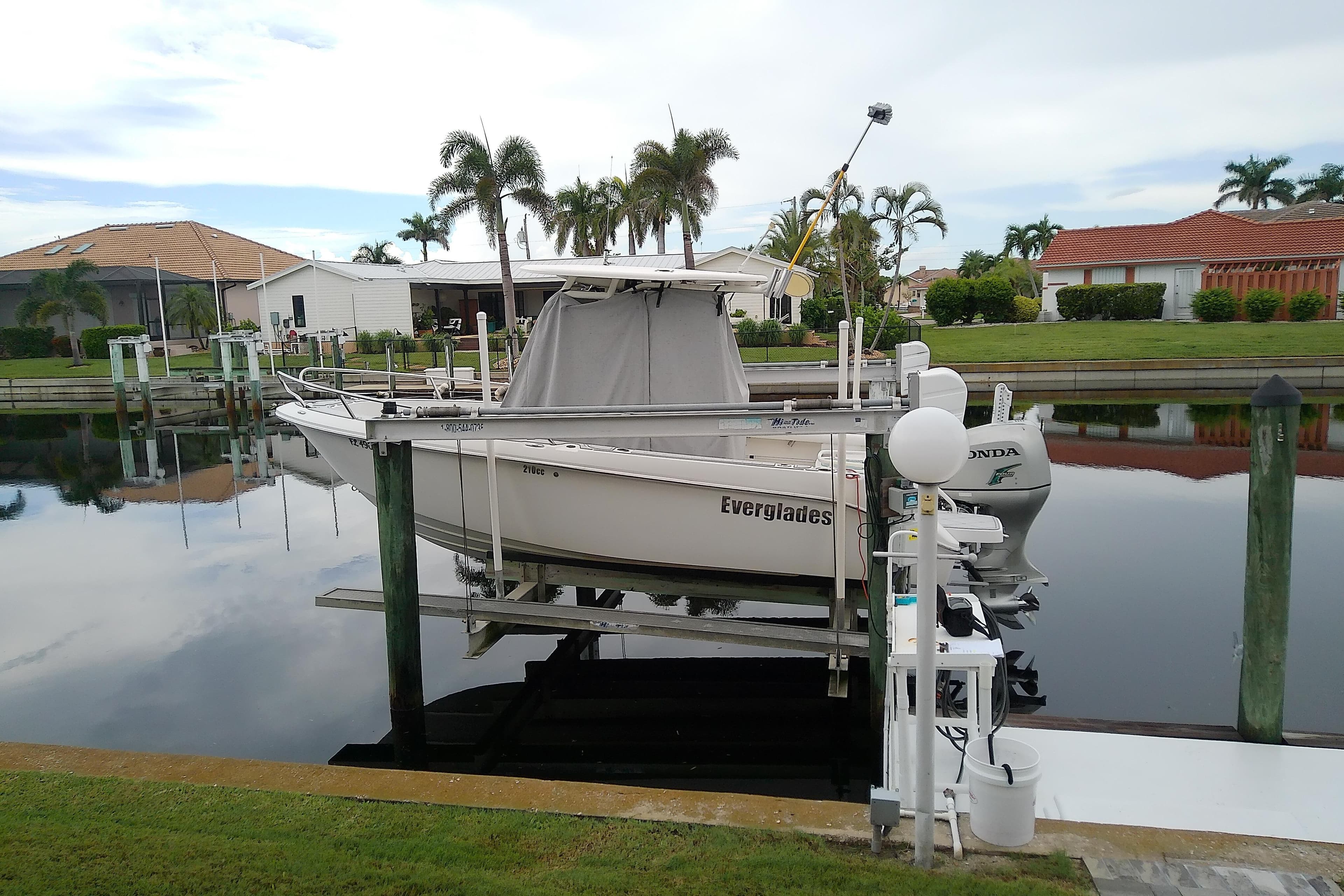 2008 Everglades 210 Center Console